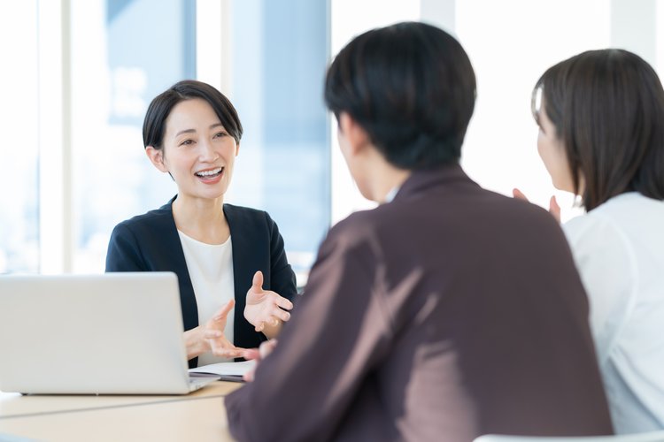 専門家が企業の担当者と相談している様子